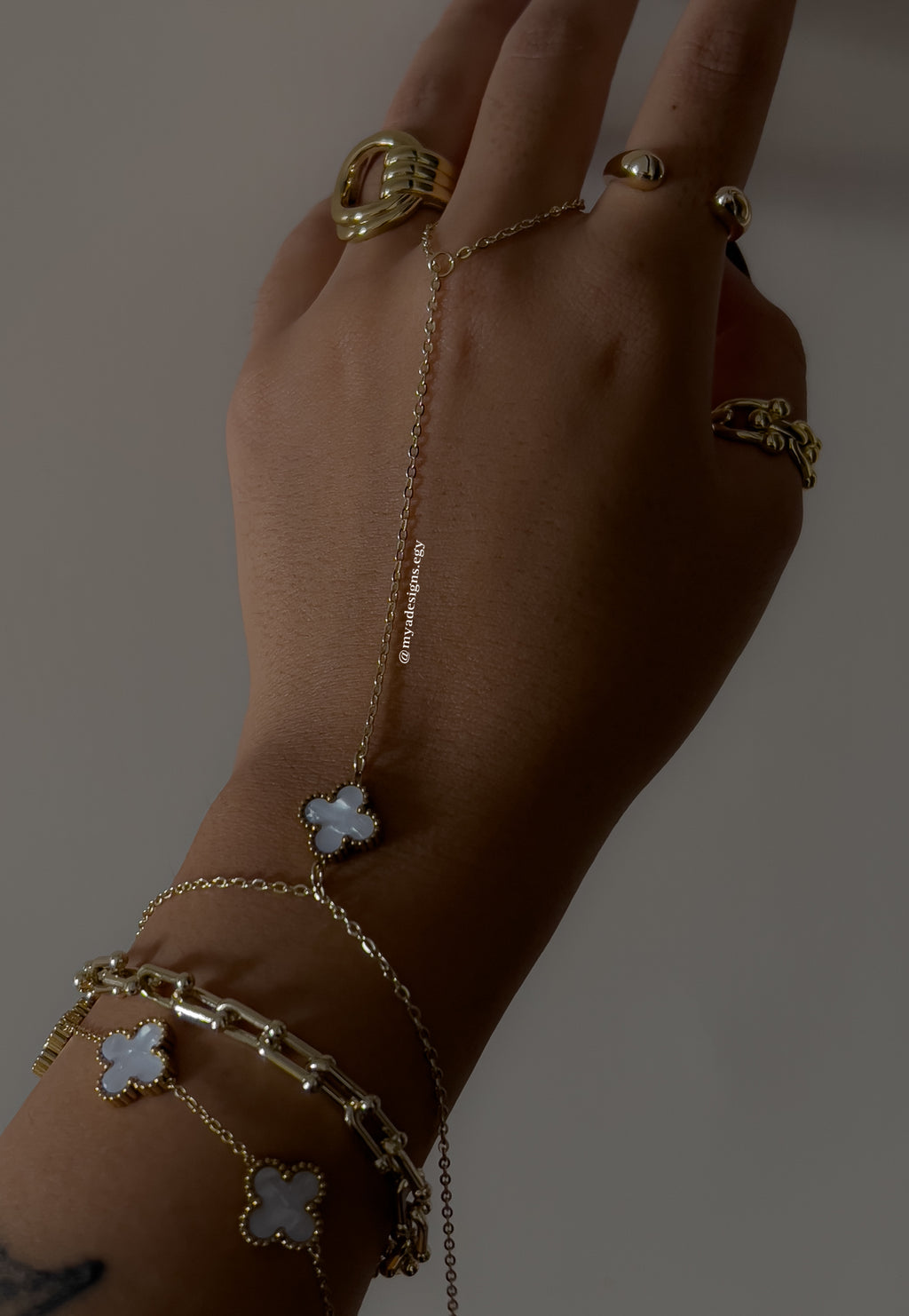 White vancleef handchain