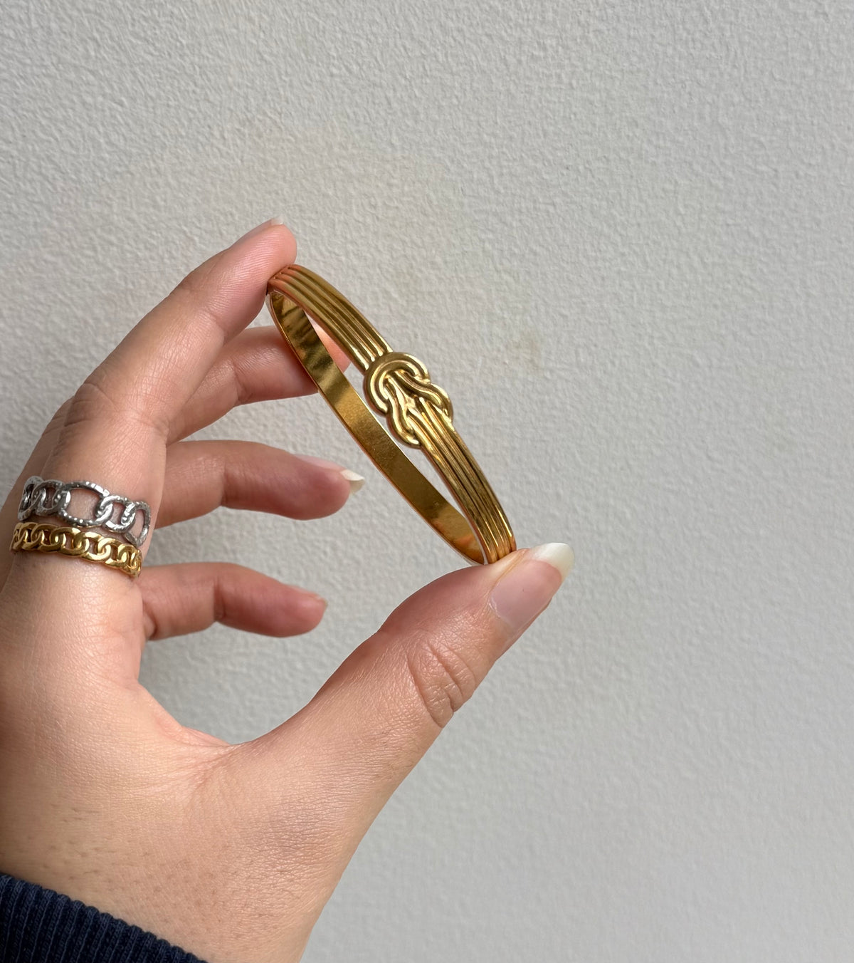 Knot bangle