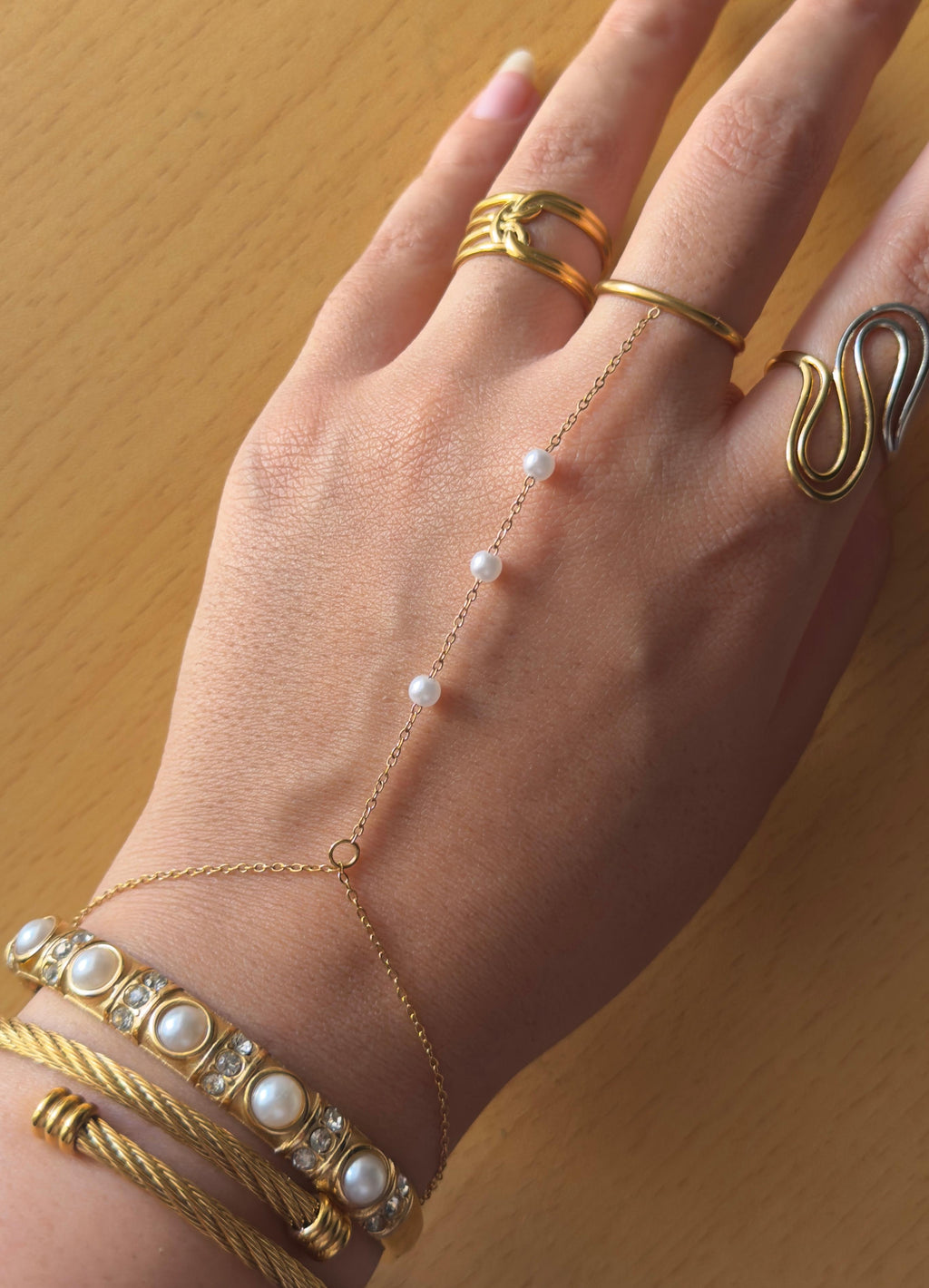 Pearla Handchain