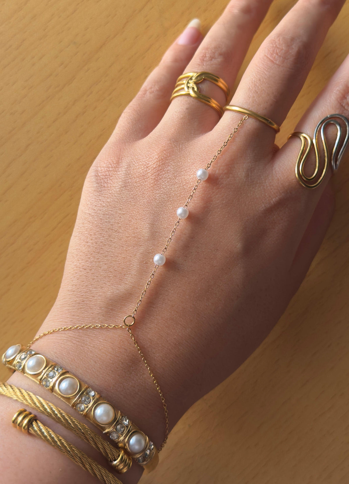Pearla Handchain