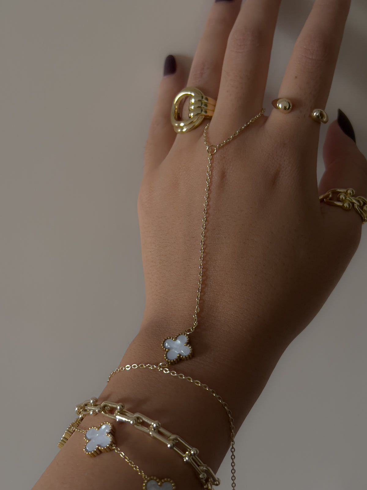 White vancleef handchain